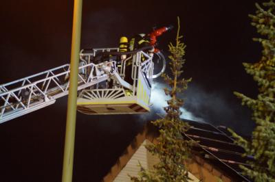 Dachstuhlbrand fordert fuenf Feuerwehren - Personen retten sich selbststaendig in Asperg